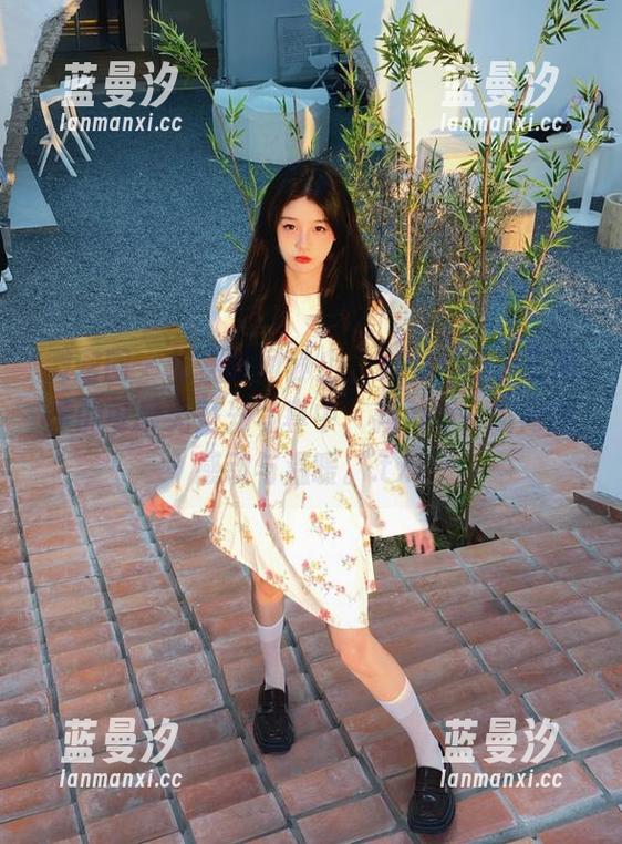 微密圈 - 仿佛时间静止，120斤的小王同学的可爱无圣光写真中，藏着每一瞬间的感动与温暖。.txt
