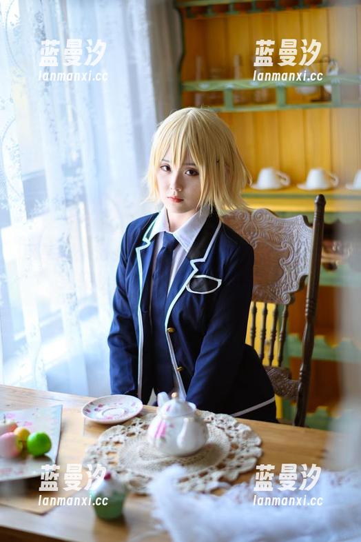 尽享Akisoso秋楚楚的黑白作品：网盘下载轻松获取，感受别样风情.txt