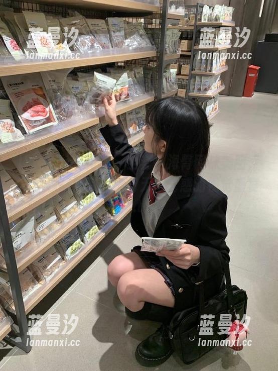 HuaYang花漾 - 全套小海臀网袜美图，带你领略独特风格与无限诱惑的视觉盛宴！.txt
