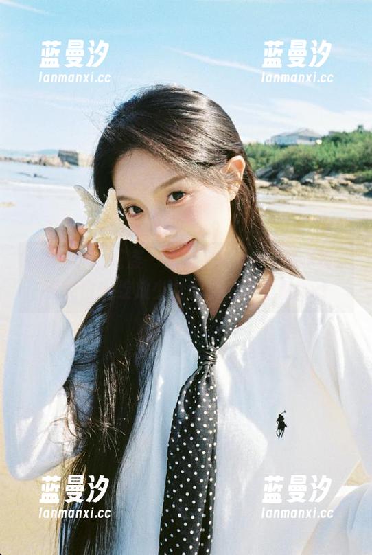 HuaYang花漾 - 张思允Nice全套写真：在纯白中绽放少女的温柔与力量.txt