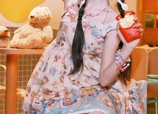HuaYang花漾 – 制服时尚新潮流，朱可儿Flora带来的原图和图集绝对不容错过！.txt