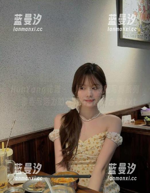 HuaYang花漾 - 玥儿玥er校服写真系列：青春与活力的完美结合图包合集.txt