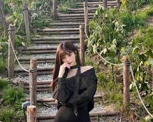 MFStar模范学院 – Dreamy小乔黑色写真探索：原图记录下她青春与个性的独特结合.txt