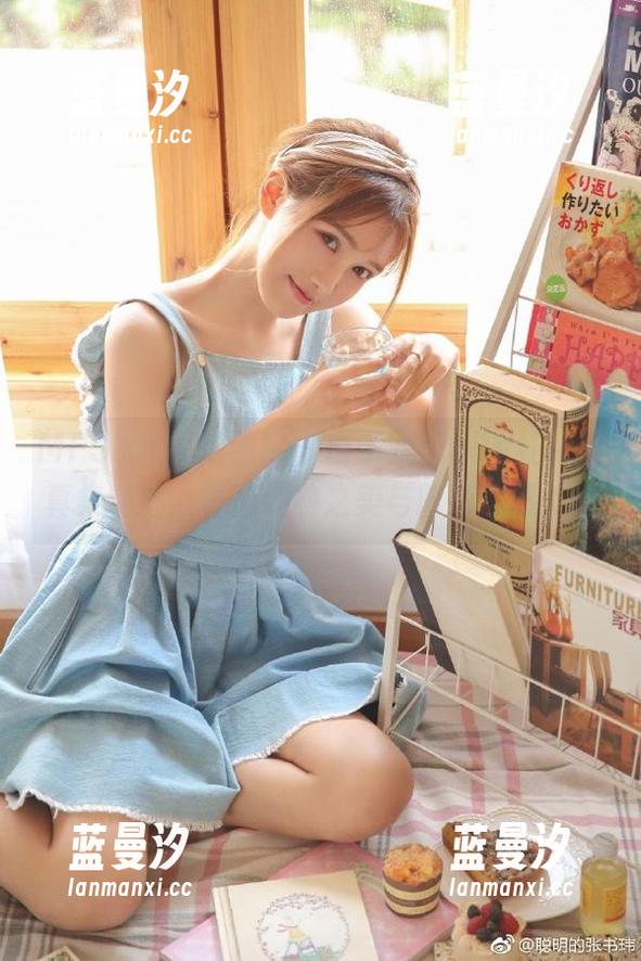 MFStar模范学院 - 白子嫣nicky红裙写真集精选，重拾经典之美与时尚之感.txt