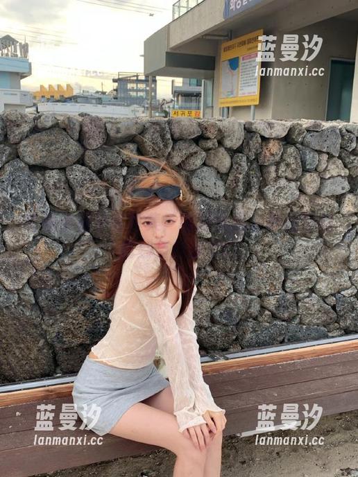 草莓小裙子写真集：喵糖映画分享的梦幻时刻与故事.txt