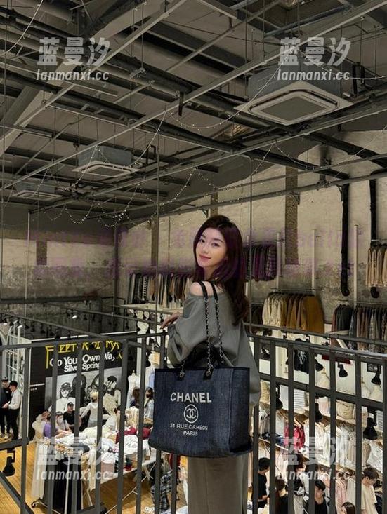 MintYe薄荷叶 - 免费获取佘贝拉bella温柔图集，感受她摄影背后的无尽故事.txt