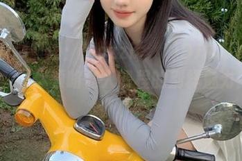 从健身到时尚：Mozzi(모찌)DJAWA写真图册，带你领略私人课程的别样魅力！.txt