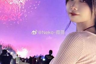谁说私房图片不好看？Neko薇薇穿信浓礼服让我反思人生啊！.txt