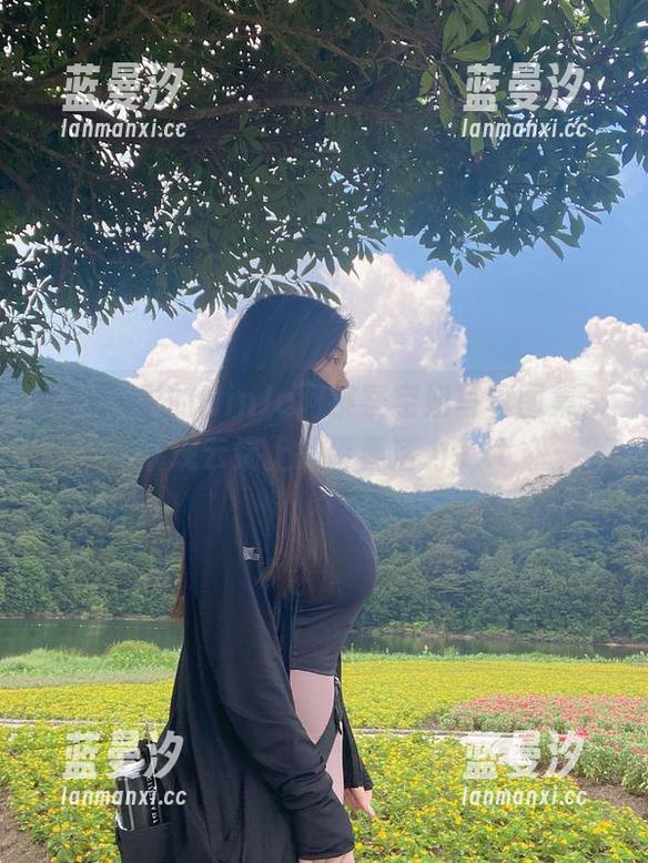 丰富多彩的NinJa阿寨寨空姐写真图集，展现云端上的青春活力.txt