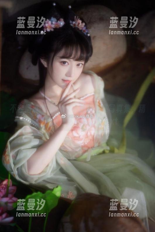 不容错过的Shika小鹿鹿油亮写真集，精彩瞬间等你来下载！.txt