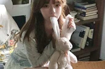 TouTiao头条女神 – 俞公主牛仔裤写真精选：见证她的时尚与优雅结合.txt