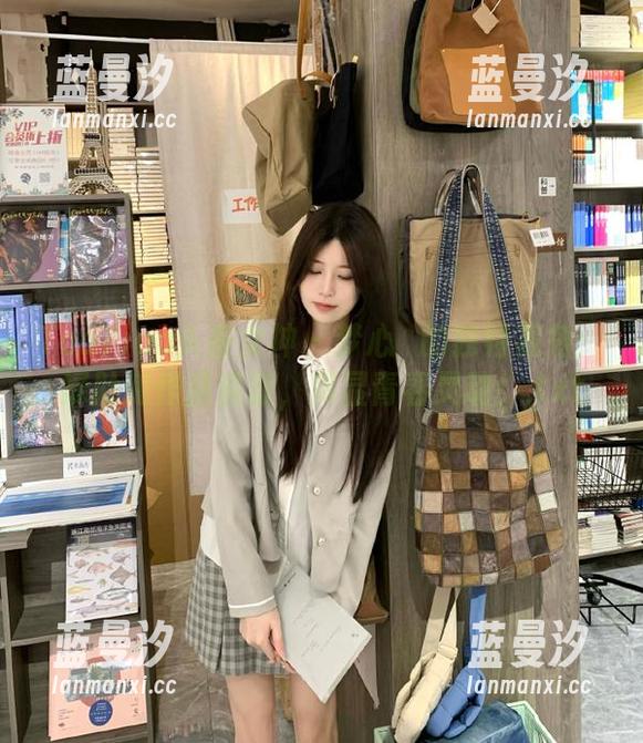 TouTiao头条女神 - 梦心玥的独特视角：绿肚兜作品资源，尽显青春灵动！.txt