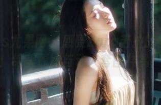 UGirls尤果网 – 感受Zora若拉的裤里丝风情：绝美原图与动人套图共赏！.txt