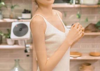 UGirls尤果网 – 杨晨晨的灰丝美图在线上线，带你领略别样的写真美学之旅.txt
