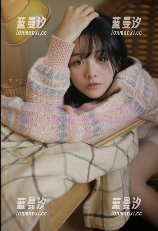 XIAOYU语画界 - 精选章芃芃的棉袜写真作品，诠释温暖与时尚的无缝衔接.txt