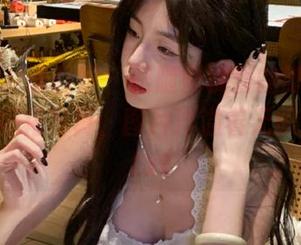 XIAOYU语画界 – 跟随蜜桃酱的脚步，观看她的短裙写真，图片洋溢着无限魅力！.txt