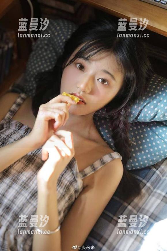 Xiuren秀人网 - 萌翻天的Egg尤妮丝水手服写真，网盘下载速来收藏她的独特魅力！.txt
