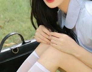 Xiuren秀人网 – FoxYini孟狐狸美足写真集大揭秘，集合了她最迷人、最妩媚的精彩照片！.txt