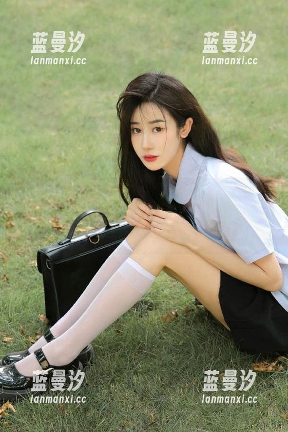 Xiuren秀人网 - FoxYini孟狐狸美足写真集大揭秘，集合了她最迷人、最妩媚的精彩照片！.txt