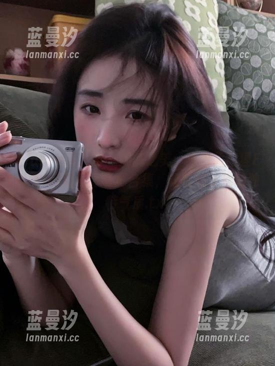 Xiuren秀人网 - 细腻之美：观看孟狐狸FoxYini双马尾写真合集，让你爱上她的独特气质.txt