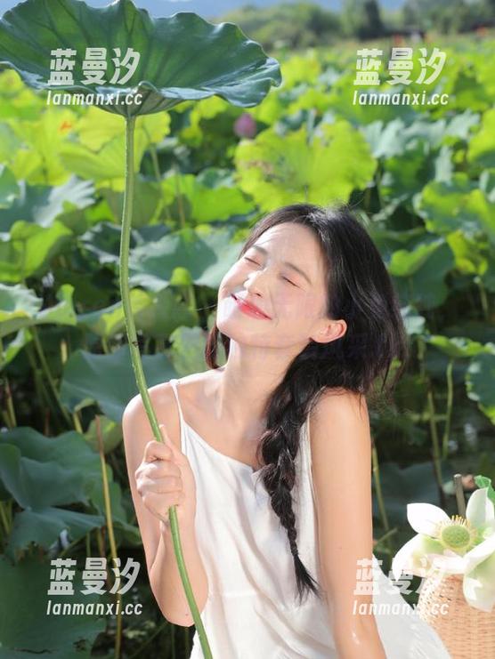 Xiuren秀人网 - 萌趣无限的小兔纯纯，原图写真里的独特套装风采.txt
