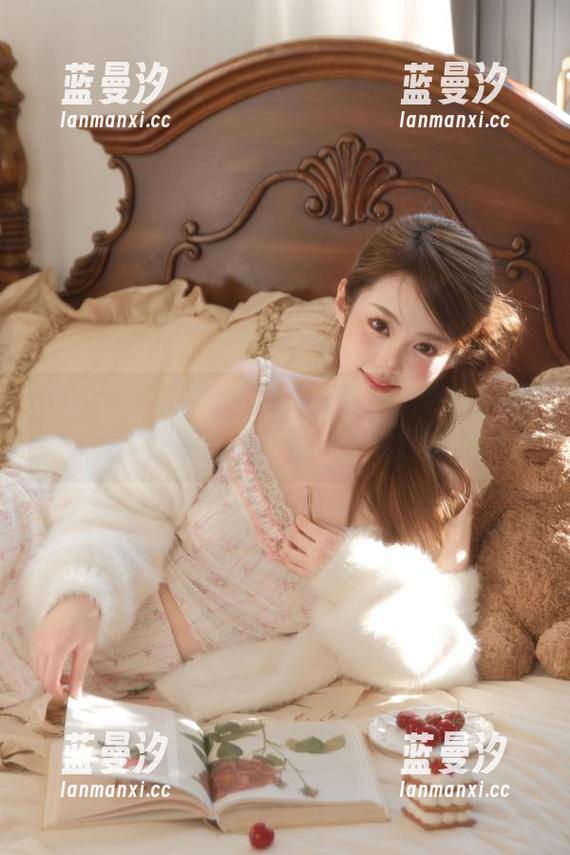 Xiuren秀人网 - 绝美天台风景下的林文文，惊艳套图更新带来视觉盛宴.txt