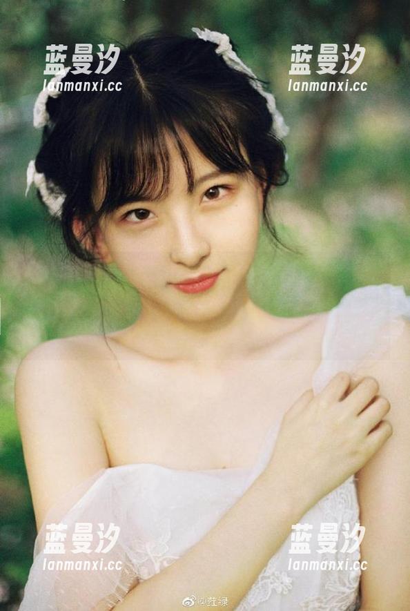 Xiuren秀人网 - 绮里嘉ula礼服美图集：珍藏图包，带你走进她的时尚与优雅世界共享时光.txt