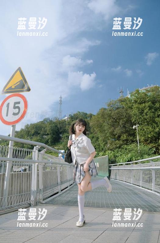 Xiuren秀人网 - 缤纷夏日中的淡雅瞬间：陈怡曼coco泳池写真作品集探索.txt