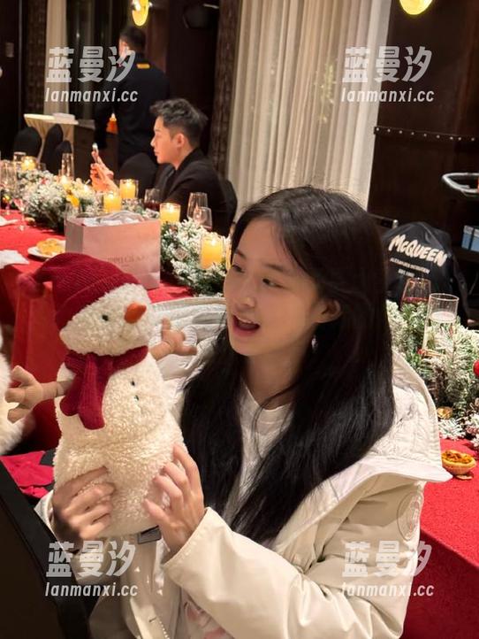 Xiuren秀人网 - 难以抗拒的雯大王susie教室美图：探索她作品中蕴藏的情感与思想.txt