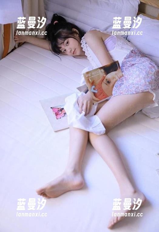 在Yebin(전예빈)的白衬衫图包里，分享面对镜头的尴尬与自嘲人生.txt