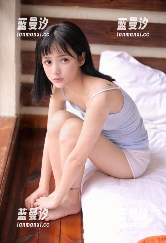 通过ZinieQ的美足cos分享，感受那些让人欲罢不能的脚部瞬间！.txt