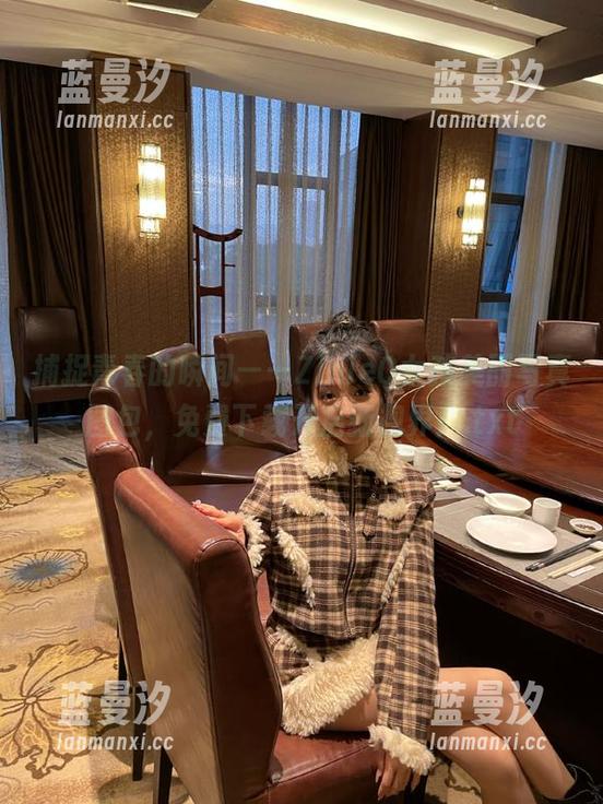 捕捉青春的瞬间——ZinieQ女孩美丽写真图包，免费下载开启新视界！.txt