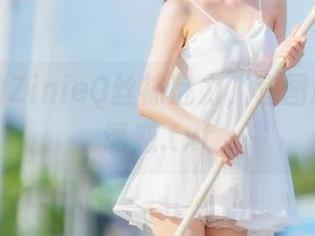原图中的ZinieQ丝袜魅力，套图展现无尽诱惑.txt