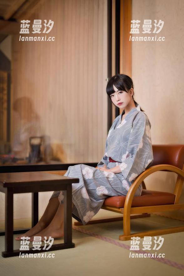定制化的艺术体验，aqua水淼姐姐的写真作品引领潮流.txt