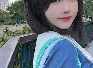 一起欣赏miko酱吖最新眼镜写真，精彩照片展示她的独特风采！.txt