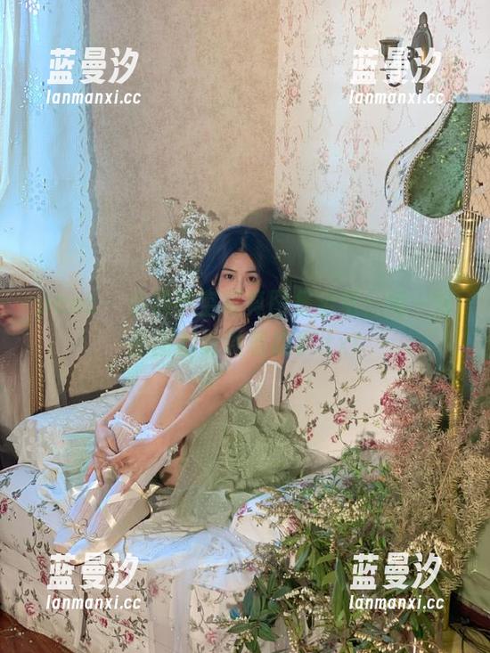pans - 小颖镂空写真图集全览：每一幅原图都诉说着故事.txt