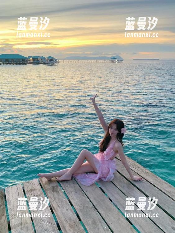 pans - 雯雯连衣裙写真，观看她如何演绎时尚与优雅.txt