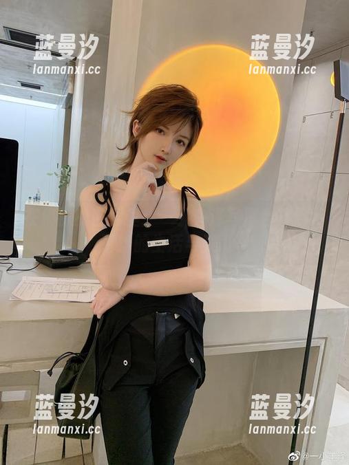 在棉袜的世界里：一小央泽写真合集展示了她的生活与美.txt