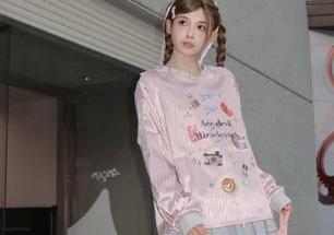 丽柜 – 语言无法描述的美：观看安娜女友的写真合集，体验那份让人心醉的画面魅力！.txt