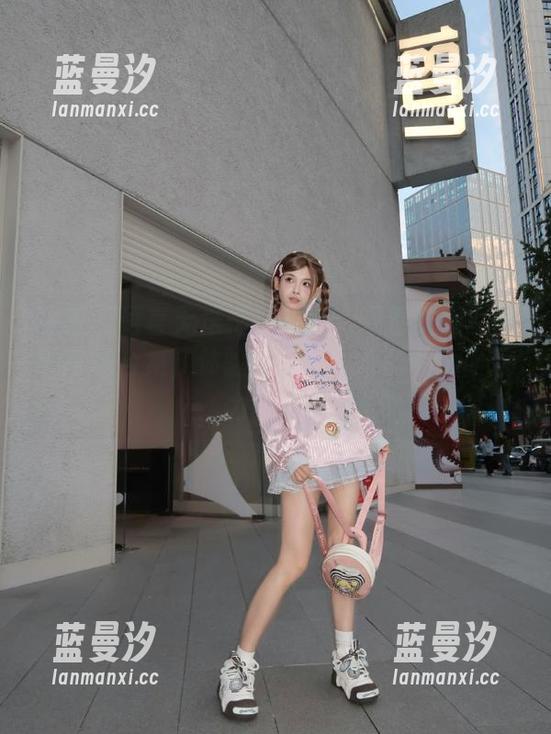 丽柜 - 语言无法描述的美：观看安娜女友的写真合集，体验那份让人心醉的画面魅力！.txt