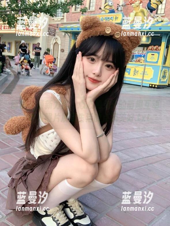 丽柜 - 最新力作：心心和兔子的萌趣互动，珍贵照片展现生活的点滴美好.txt