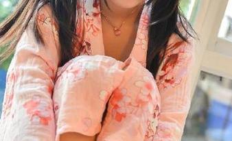 丽柜 – 晴晴与连衣裙相伴的图片，展现出甜美风格，带你感受她的自然魅力.txt