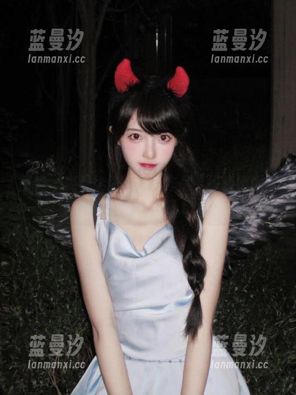 丽柜 - 观看柒柒的吊带作品，探索她背后的故事与灵感.txt