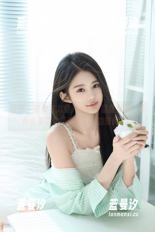 丽柜 - 甜美与力量并存：“甜甜女王”写真合集带你领略不一样的时尚.txt