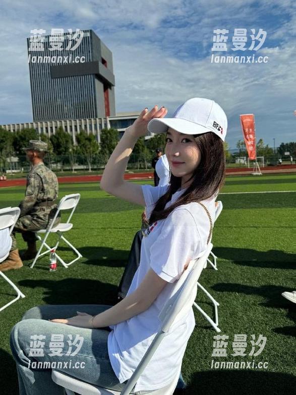 丽柜 - 语寒蕾丝摄影高清套图，记录下那一瞬的梦幻之美.txt