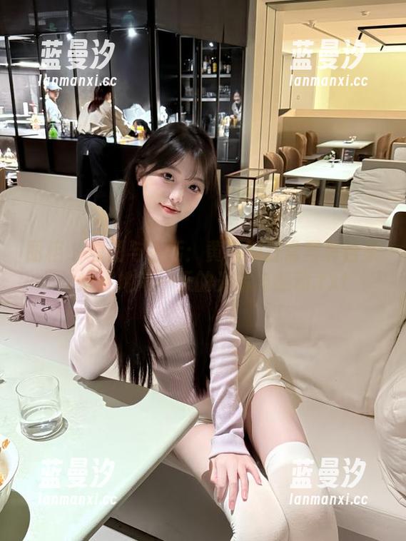 丽柜 - 原图与生活：黄芬的日常写真合集，捕捉她每一天的光辉与感动.txt
