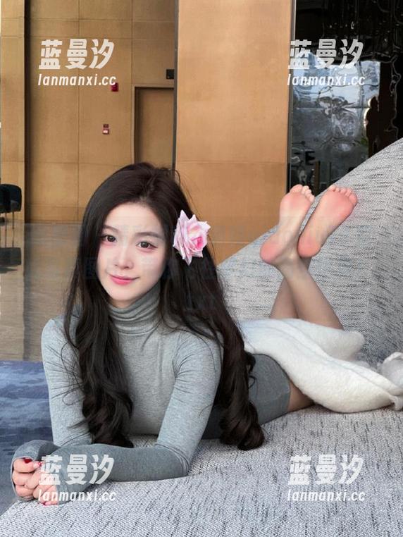 微密圈 - 精彩福利，俏妞qiaoniuTT空姐写真图片，带你飞往梦幻的高空世界！.txt