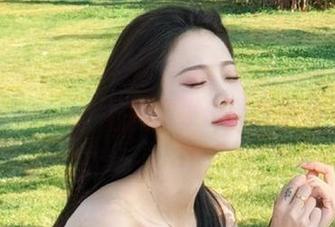 克拉女神 – 璇子双足斗艳，美图呈现她独特的风格与气质，照片散发出无限魅力与魅惑.txt
