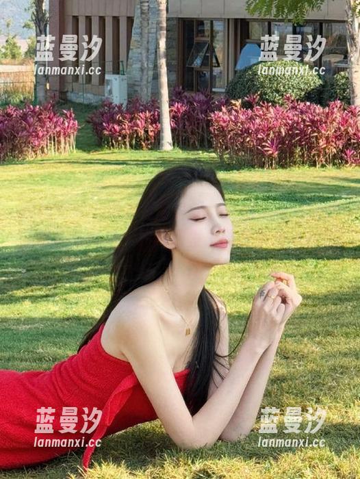 克拉女神 - 璇子双足斗艳，美图呈现她独特的风格与气质，照片散发出无限魅力与魅惑.txt