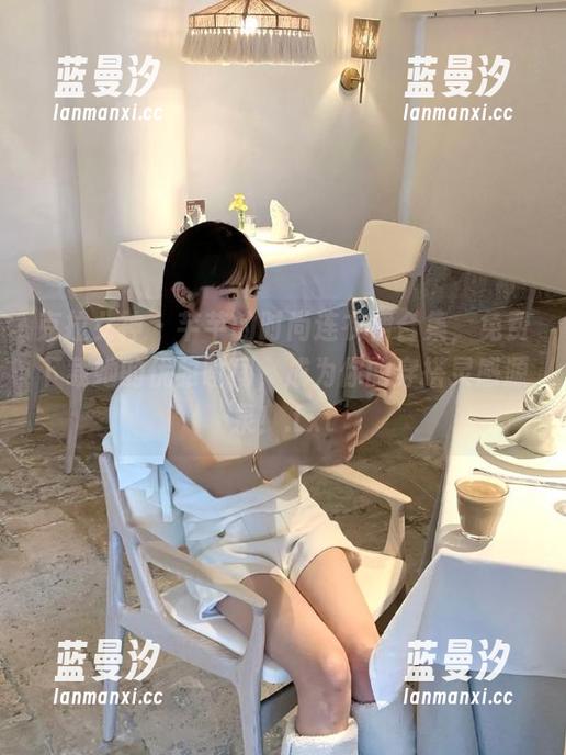 克拉女神 - 芊芊的时尚连衣裙合集，免费下载她的优雅瞬间，成为你的穿搭灵感源泉！.txt